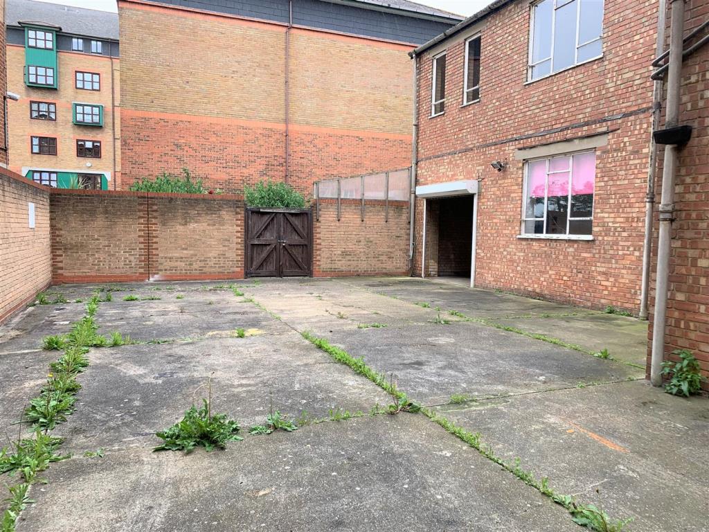 Lot: 87 - COMMERCIAL PROPERTY WITH POTENTIAL -